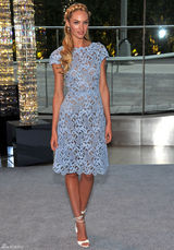 组图：超模坎蒂丝镂空透视蓝裙性感亮相