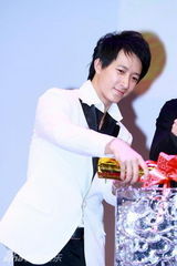 幻灯图集：韩庚帅气代言 潇洒白西装秀舞姿