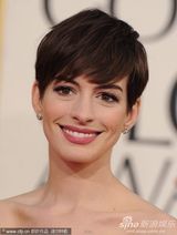 组图：金球红毯安妮-海瑟薇修身白裙曲线曼妙