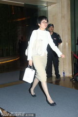 组图：晶刚南沙大婚 嘉宾手拎霍家回赠礼品离场