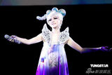 高清图：张韶涵香港演唱会变身精灵造型夸张
