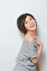 组图：闫妮早春写真尽展千面风采