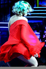 组图：亚洲超模模仿玛丽莲梦露 裙摆飞扬性感十足