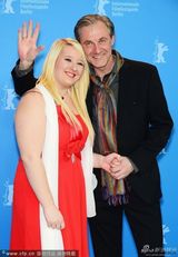 组图：《天堂希望》发布会 导演亲吻女星