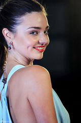 高清组图：超模米兰达-可儿性感淡蓝色礼服亮相