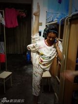 组图：宿舍女生一字马走红网络 美女争相挑战