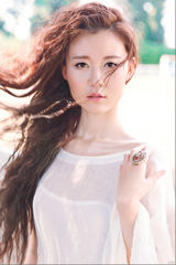 组图：王鸣飞华丽写真曝光 裙摆飞扬大耍迷幻风