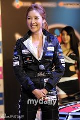 组图：赛车女郎李秀晶大秀事业线 柳时元当教练