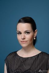 组图：《所有错误的理由》主演拍写真俏丽大方