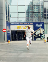 高清组图：何晟铭街拍LOOK 白色运动装束休闲范