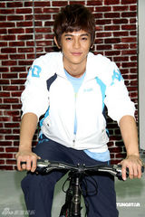 幻灯组图：汪东城代言运动服装 想开画展秀绘画天份