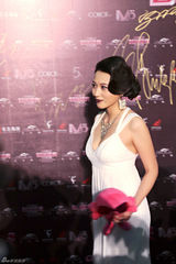 组图：宁丹琳亮相生态中国时尚盛典 性感白裙抢镜