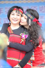 组图：徐若瑄携母亮相 装扮民族风