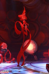 组图：《欢乐满东华2012》落幕 那英西装助阵