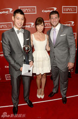 组图：林书豪ESPY获大奖戴王冠蓄蛤蟆镜耍宝搞怪