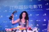 组图：直击影节闭幕后台 颜丙燕美艳男配吻奖杯