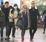 组图：蔡依林潮装现身机场 金发抢眼获保镖护驾