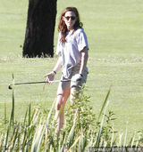 组图：斯图尔特大晒高尔夫球技 挥杆动作英气逼人