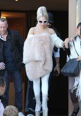 组图：Lady Gaga穿超短毛衣踩恨天高现身悉尼