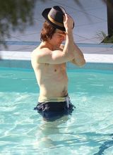 组图：汤姆-克鲁斯半裸载歌载舞 泳池玩水仍绅士