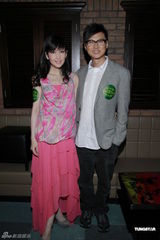 组图：周慧敏倪震为父庆生 闻张茆强颜欢笑