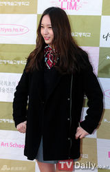 组图：f(x)Krystal轻装参加毕业典礼不失优雅