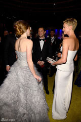 组图：奥斯卡晚宴众星把酒言欢 塞隆安慰亚当斯