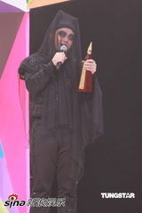 幻灯图集：叱咤奖陈奕迅雷到底 烟熏妆扮熊猫滚滚