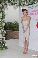 组图：嫩模何佩瑜接受隆胸疗程 向整容女星下战书