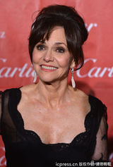 组图：棕榈泉红毯群星闪耀 娜奥米优雅海伦娇艳