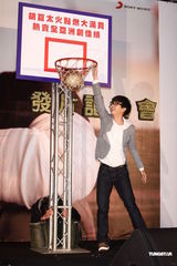 组图：胡夏趁胜追击推新辑 戴爱玲为其发片站台