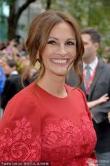 组图：《八月》首映 大嘴朱莉娅-罗伯茨红裙美艳