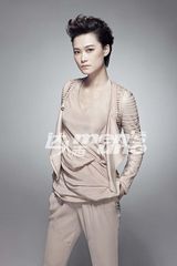 组图：李宇春登杂志大片 摩登造型展冷艳风情