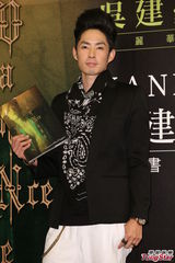 组图：吴建豪写真秀八块肌 保护家庭避谈老婆