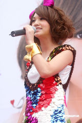 幻灯图：杨丞琳获赠G奶蛋糕 粉丝祝其拥有傲人胸部