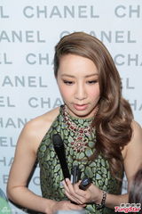 组图：吴雨霏默认恋上余文乐 澄清与邓丽欣反目