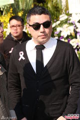 组图：胡瓜母亲告别式 张菲高凌风现身哀悼