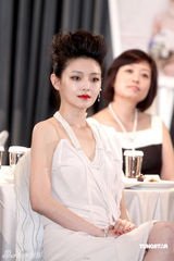 幻灯图：大S白色礼服高贵优雅 恨嫁苦等真命天子