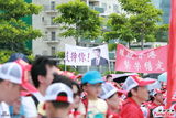 组图：赵薇庆祝香港回归 手举红旗头戴运动帽