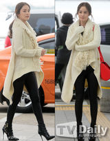 组图：金泰熙白衣紧身裤帅气现身机场飞上海