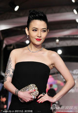 组图：范晓萱抹胸裙亮相红毯大秀手臂纹身