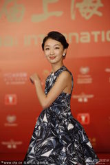 组图：《宫》亮相红毯 周冬雨娇俏短裙携手于正