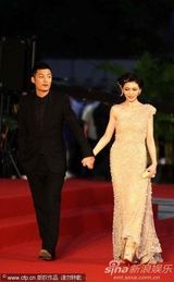 幻灯图：上海电影节开幕 大S纱裙妩媚明艳动人