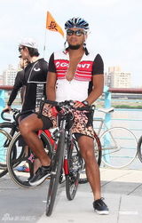 组图：张震岳抛颓废风走运动路线 骑单车环岛