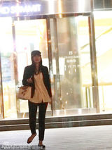 组图：郭晶晶深夜会友霍启刚未现身 红色宝马引围观