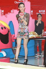 组图：范玮琪签唱会秀美腿 力撑张柏芝演技棒