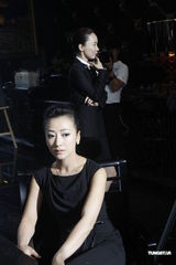 组图：《爱情面前谁怕谁》探班 霍思燕变可爱土著