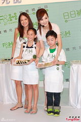 组图：司马燕同丈夫儿子参加活动 烹制美食