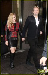 组图：艾薇儿携夫出镜发福 粗腰象腿疑怀孕