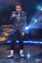 组图：《劲歌金曲》录影 阿娇(钟欣桐)出席郑欣宜落泪